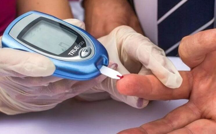 Diabeedi riskifaktoritega inimene peab laskma oma vere glükoosisisalduse määramiseks analüüsida.